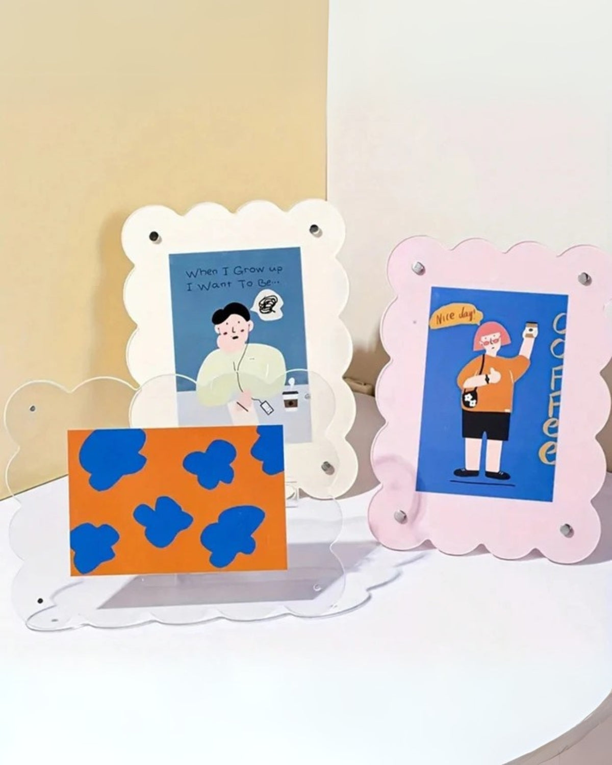 Photo Frame with Scalloped Edge | Acrylic Tabletop