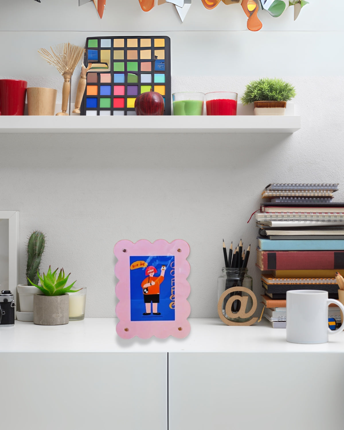 Photo Frame with Scalloped Edge | Acrylic Tabletop